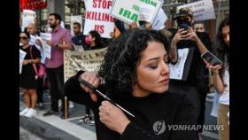 '이란 히잡 의문사' 시위 참여자들 머리카락 자르는 이유는