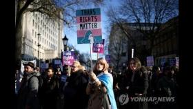 영, 남성 강간범 성전환 후 여성 구치소 논란…결국 이송키로
