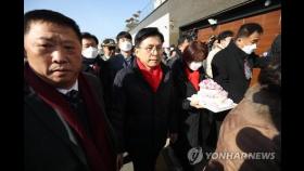 생일 맞은 박근혜…달성군 사저에 정치인·지지자들 발길 이어져