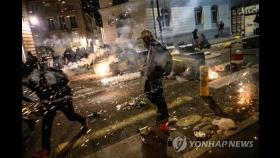 과열되는 프랑스 연금 개혁 반대 시위…경찰, 310명 체포
