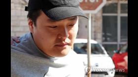 '테라·루나' 권도형 수갑찬 채로 법정 출두…긴장 역력