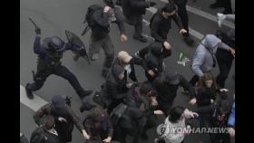 프랑스 시위는 '경찰 활극'…몽둥이로 얼굴 때리고 최루가스