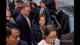 '미국 경유' 대만 총통, 미 민주당 하원 원내대표와 만나