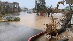 '슈퍼 태풍' 강타한 괌, 물·전기 끊겨 고통…인명피해는 없는듯