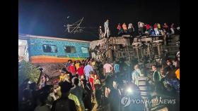 印 여객열차 탈선 후 맞은편 열차와 충돌…