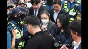 '이태원 참사' 용산구청장 석방…유족, 구치소 앞 강력 항의(종합2보)