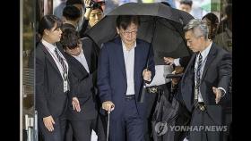 이재명 영장심사 시작…지팡이 짚고 묵묵부답(종합)