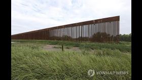바이든 행정부, 텍사스 국경 장벽 허용 위해 26개 연방법 포기
