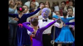 '러 공습에 온몸 화상' 우크라 8세…학교 돌아와 '희망의 춤'