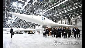 푸틴, 핵탑재 초음속 전략폭격기 Tu-160M 조종석 올라타