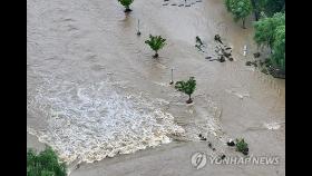 폭우로 불어난 물에 대구 금호강 인근 주민 10여명 고립