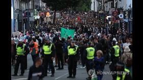英 '100곳 극우난동' 예고에…맞불 시위대 '인간방패'로 저지