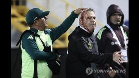 아기레 멕시코 축구대표팀 감독, 관중이 던진 캔에 맞아 출혈