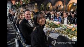 [노벨상 르포] 왕족이 에스코트, 한강에 '극진예우'…4시간 생중계 진기록