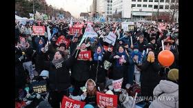 [尹탄핵소추] 국회 앞 얼싸안고 환호…광화문선 