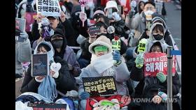 K팝에 응원봉 흔들며 '들썩'…축제 같은 여의도 집회