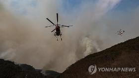 김해 산불 사흘째, 진화율 75%…헬기 5대·420여명 등 투입