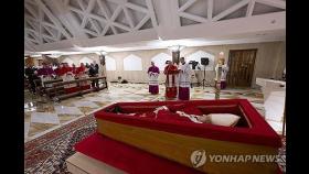 [교황 선종] '목관 안치' 교황 사진·영상 첫 공개