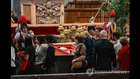 교황 일반인 조문 첫날 수십만명 추모행렬…시간연장 검토(종합)