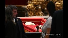'더 잘보이게' 바닥 가깝게 놓인 관…교황, 가는길도 낮은자리에