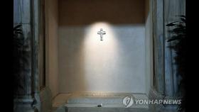 백장미 한송이에 묘비명만…교황의 소박한 무덤 일반 공개(종합)