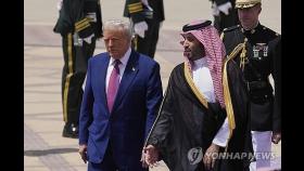 사우디 왕세자, 트럼프 극진 환대…F-15 호위·공항 영접