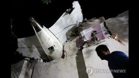 인도 여객기 의대 기숙사로 추락…점심 먹던 학생들 날벼락