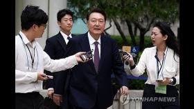 尹, 취재진에 