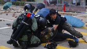 홍콩경찰 1,100명 체포…이공대 완전진압 임박