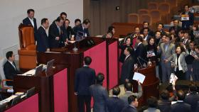 [속보] 문 의장, 선거법 개정안 전격 본회의 상정…한국당 격렬 항의