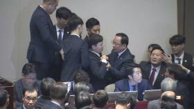 [현장연결] 한국당 의원들 의장석 진입 시도…국회 경위와 몸싸움