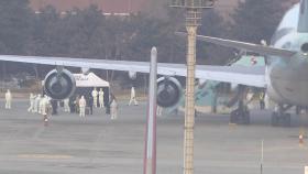 [현장연결] 우한 교민 367명, 김포공항 도착 후 차례로 비행기에서 내려