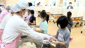 점심 식사 전 발열 체크…초등학교 3·4학년 첫 등교