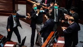 홍콩의회, 중국국가법 통과…야, 오물 투척하며 반대