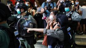 홍콩 경찰, 시위 여성 무릎으로 목 눌러 제압