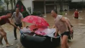 中여성, 폭우 속 물에 띄운 타이어 위에서 출산