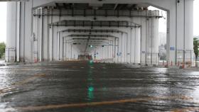 서울에도 굵은 빗줄기…주요하천 통제·교통체증