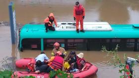 파주서 시내버스 불어난 물에 잠겨…5명 구조