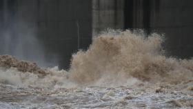 임진강 군남댐 수위 최고치…사망자 1명 추가 집계