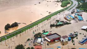 폭우에 섬진강 제방 붕괴…침수 피해로 주민 고립·대피