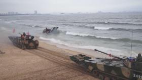 미중 남중국해 긴장 고조 속 중국 실탄 사격 방공 훈련