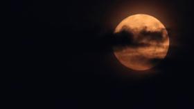 구름 사이로 한가위 보름달…선선한 날씨 주의