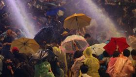 태국, 시위대에 물대포…왕비 차량 방해 '종신형 위기'