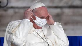 교황, 공개 행사서 마스크 첫 착용