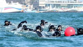 해난구조대 혹한기 훈련…차가운 겨울바다도 '정복'