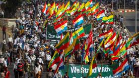 미얀마 친군부 시위대 등장…시민들에 폭력·흉기 휘둘러