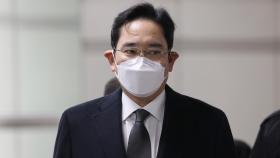 '충수염 수술' 이재용 재판 출석…수척해진 모습