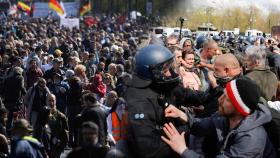 독일, 재봉쇄 강제 법안 통과…8천명 항의 시위