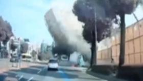 철거중 건물 무너지며 버스 덮쳐…9명 사망·8명 중상