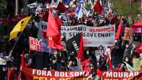 브라질 대통령, 코로나 사망 50만명 침묵…시위 비판